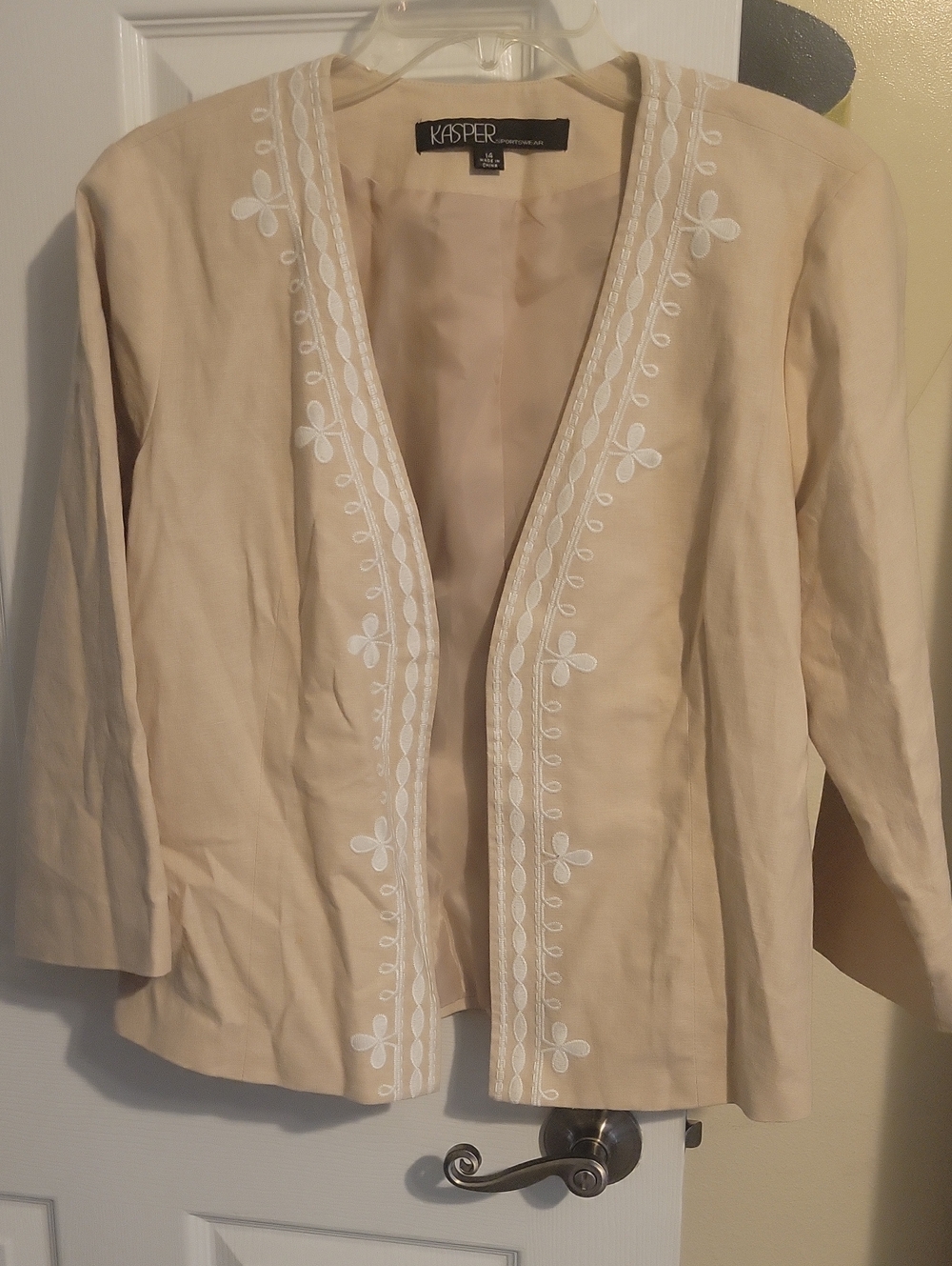 Kasper Cream SzM Open-Front Jacket with White Embroidered Trim